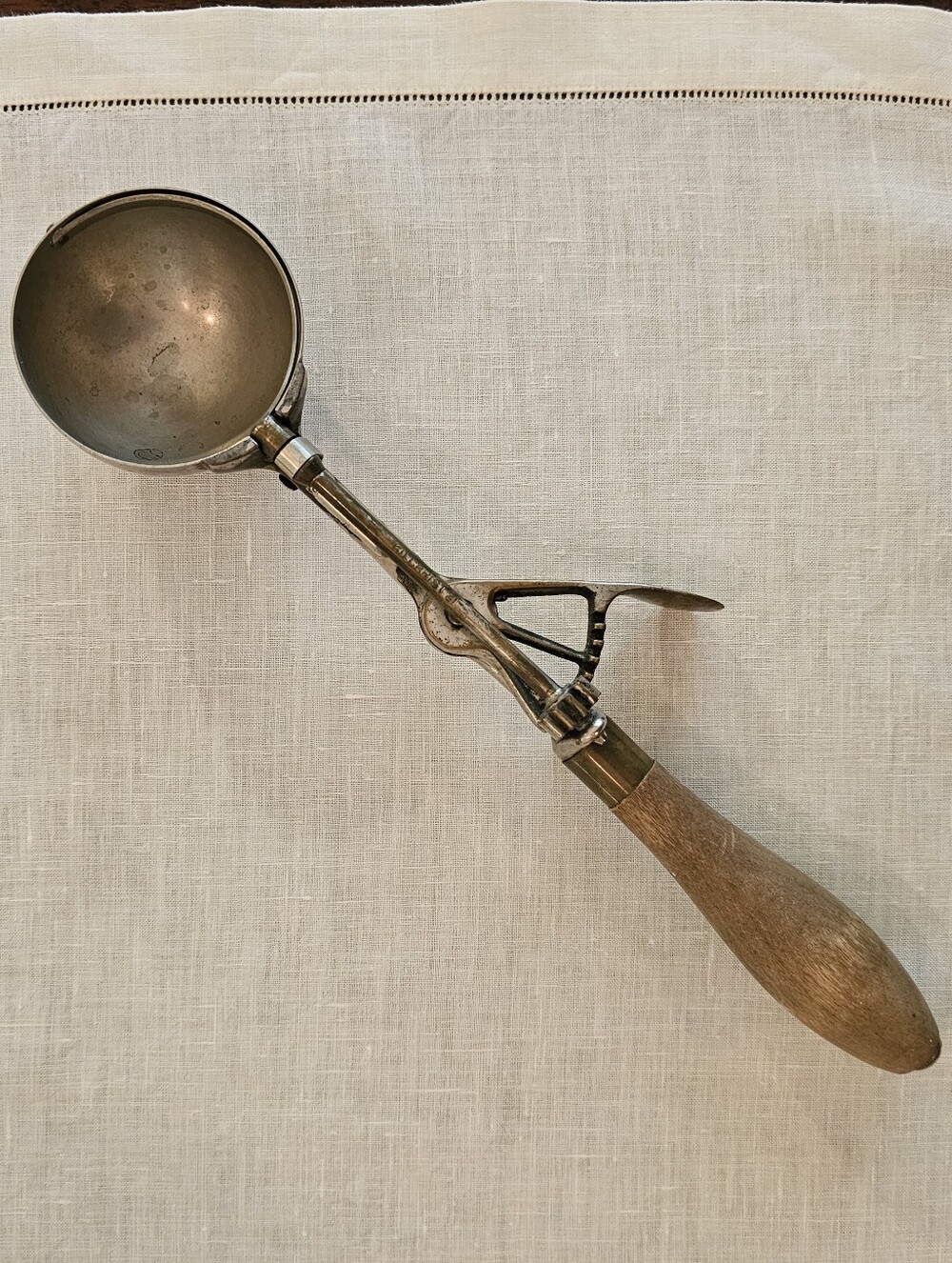 VTG Gilchrist No 31 Ice Cream Scoop Size 12 Smooth Wood Handle NO CRACKS